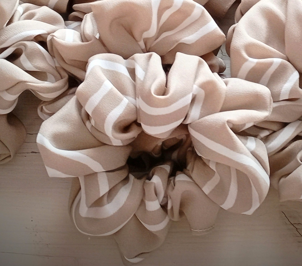 Scrunchie Beige mit weißem Muster