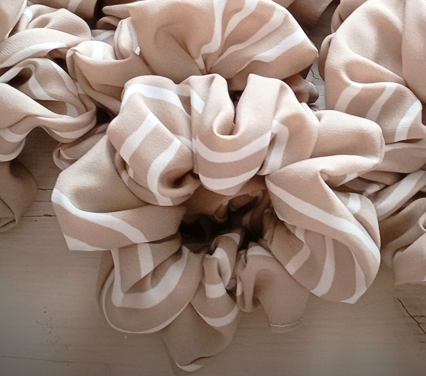Scrunchie Beige mit weißem Muster