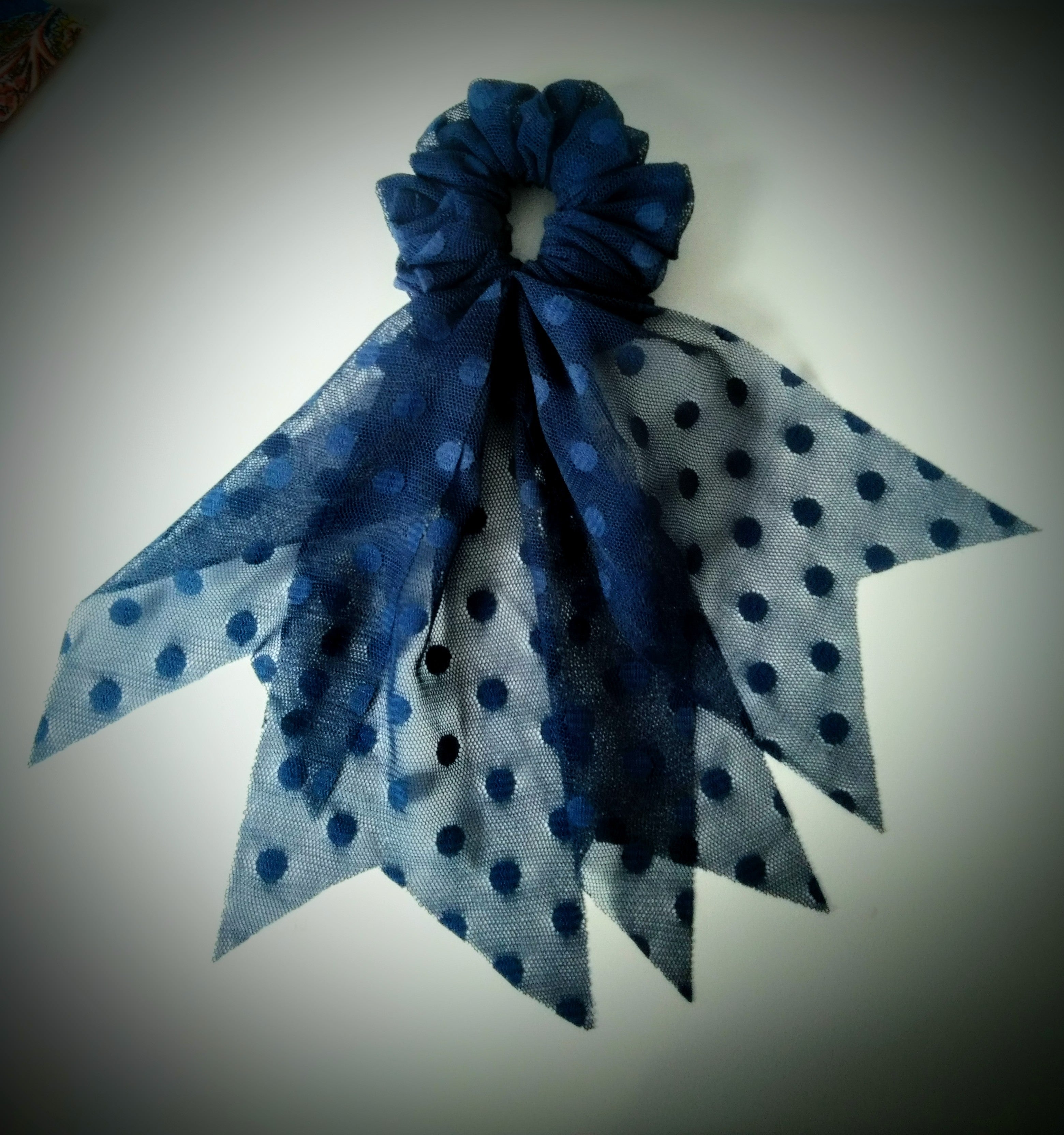 Schleifen-Scrunchie Dunkelblau Soft-Tüll mit Pünktchen