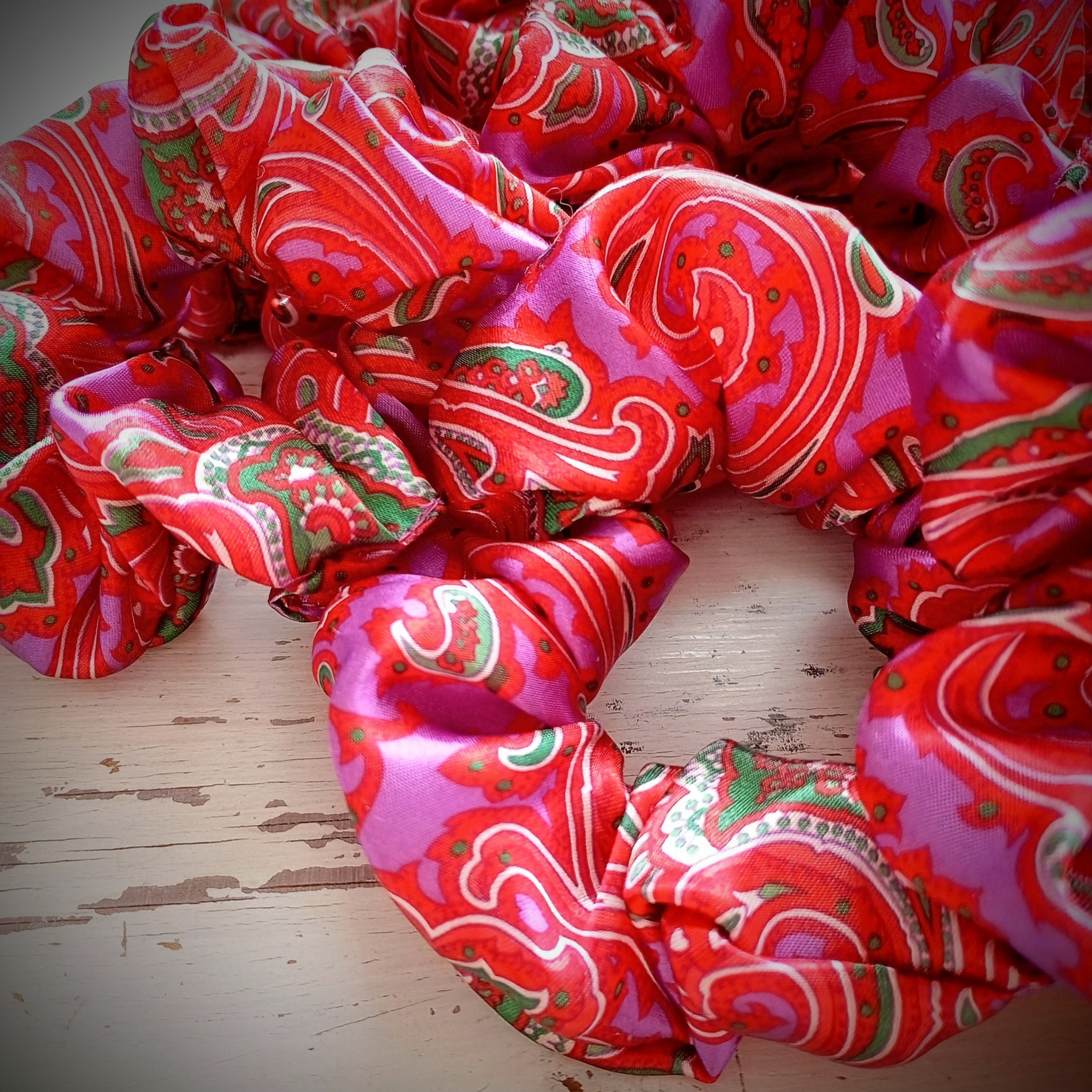 Scrunchie Hot Pink / Rot / Grün gemustert Satin