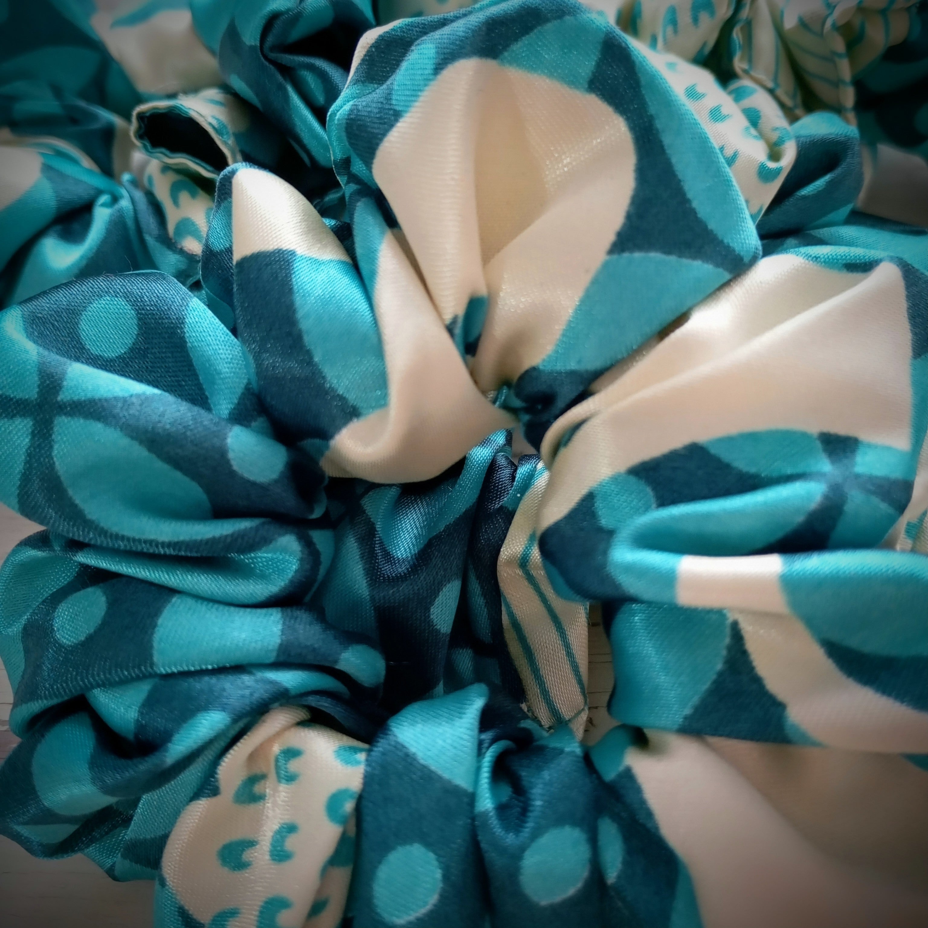 Scrunchie Türkies / Elfenbein gemustert Satin