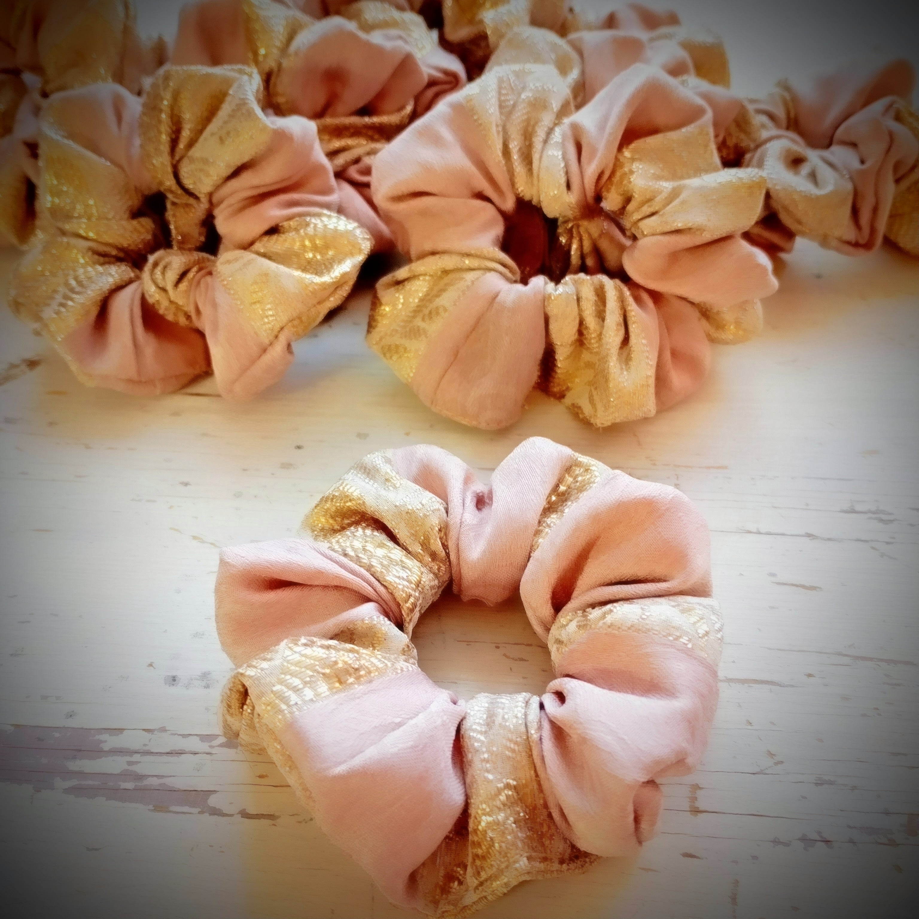 Scrunchie Rosa mit Gold gestreift