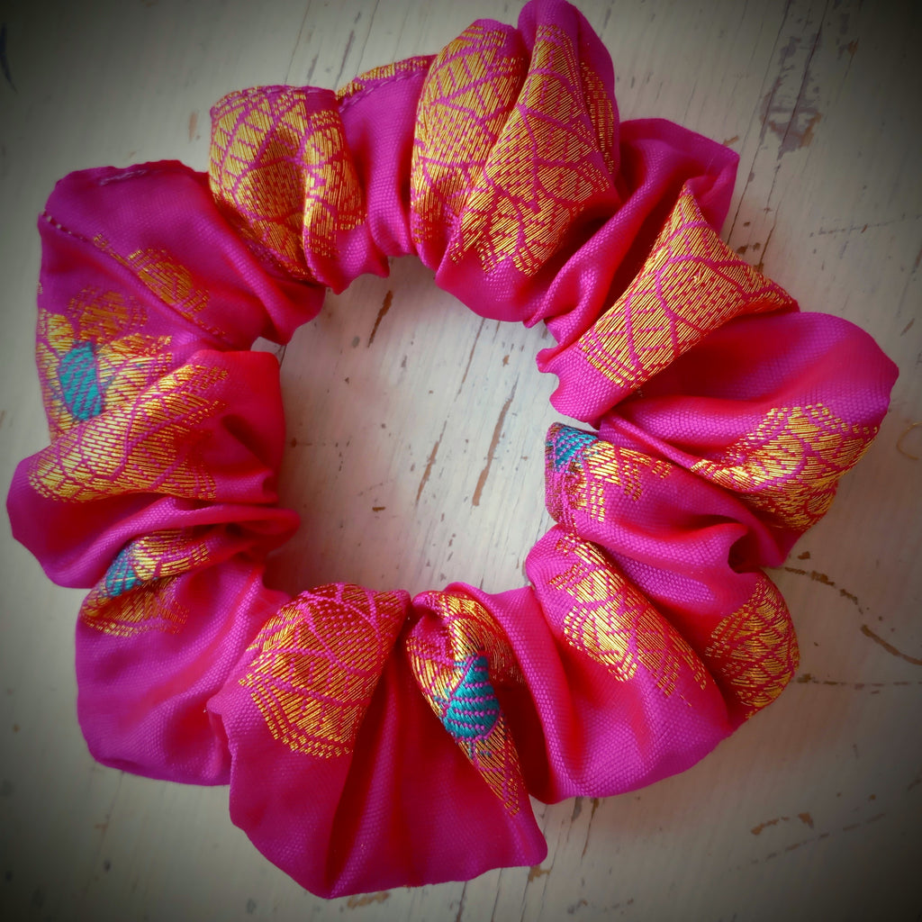 Scrunchie Hot Pink & Gold Sari-Stoff