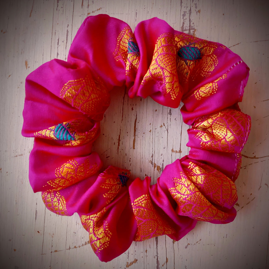 Scrunchie Hot Pink & Gold Sari-Stoff