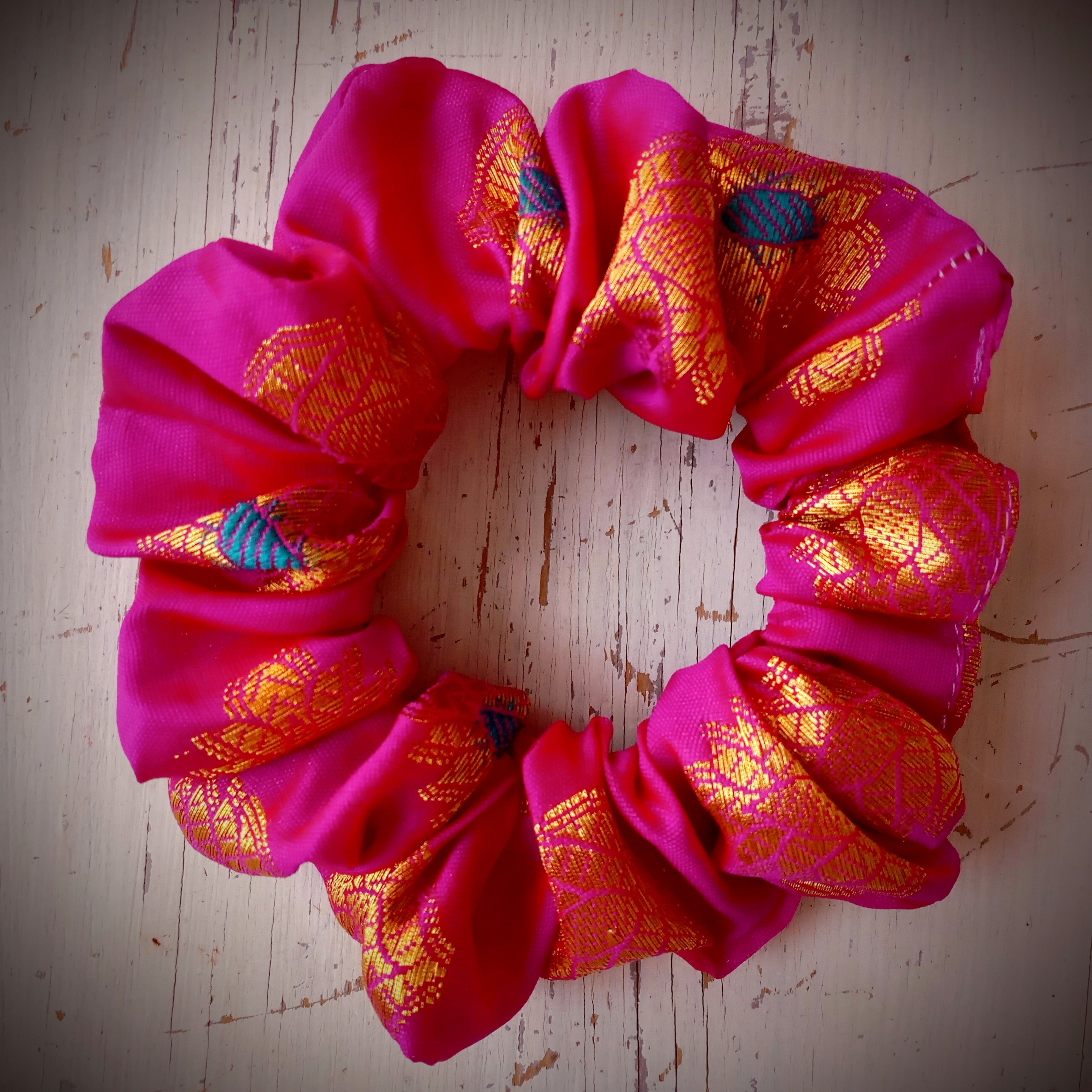 Scrunchie Hot Pink & Gold Sari-Stoff