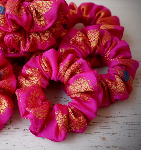 Scrunchie Hot Pink & Gold Sari-Stoff