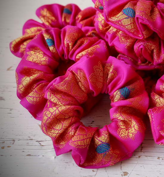 Scrunchie Hot Pink & Gold Sari-Stoff