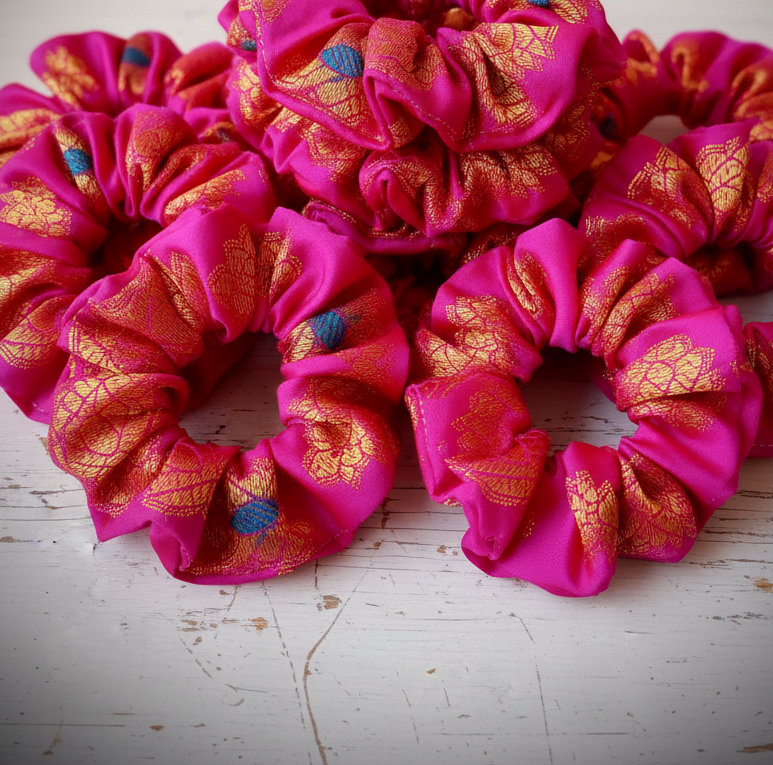 Scrunchie Hot Pink & Gold Sari-Stoff