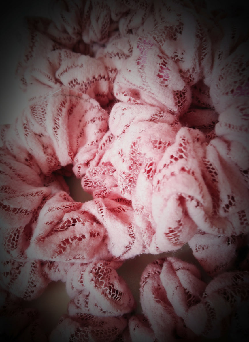 Handgefertigtes Duo: Scrunchie & Schleifen-Scrunchie -  Rosa Spitze