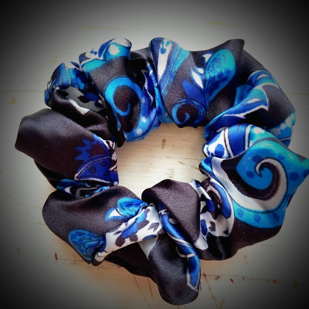 Scrunchie Schwarz / Blau / Weiß gemustert Satin