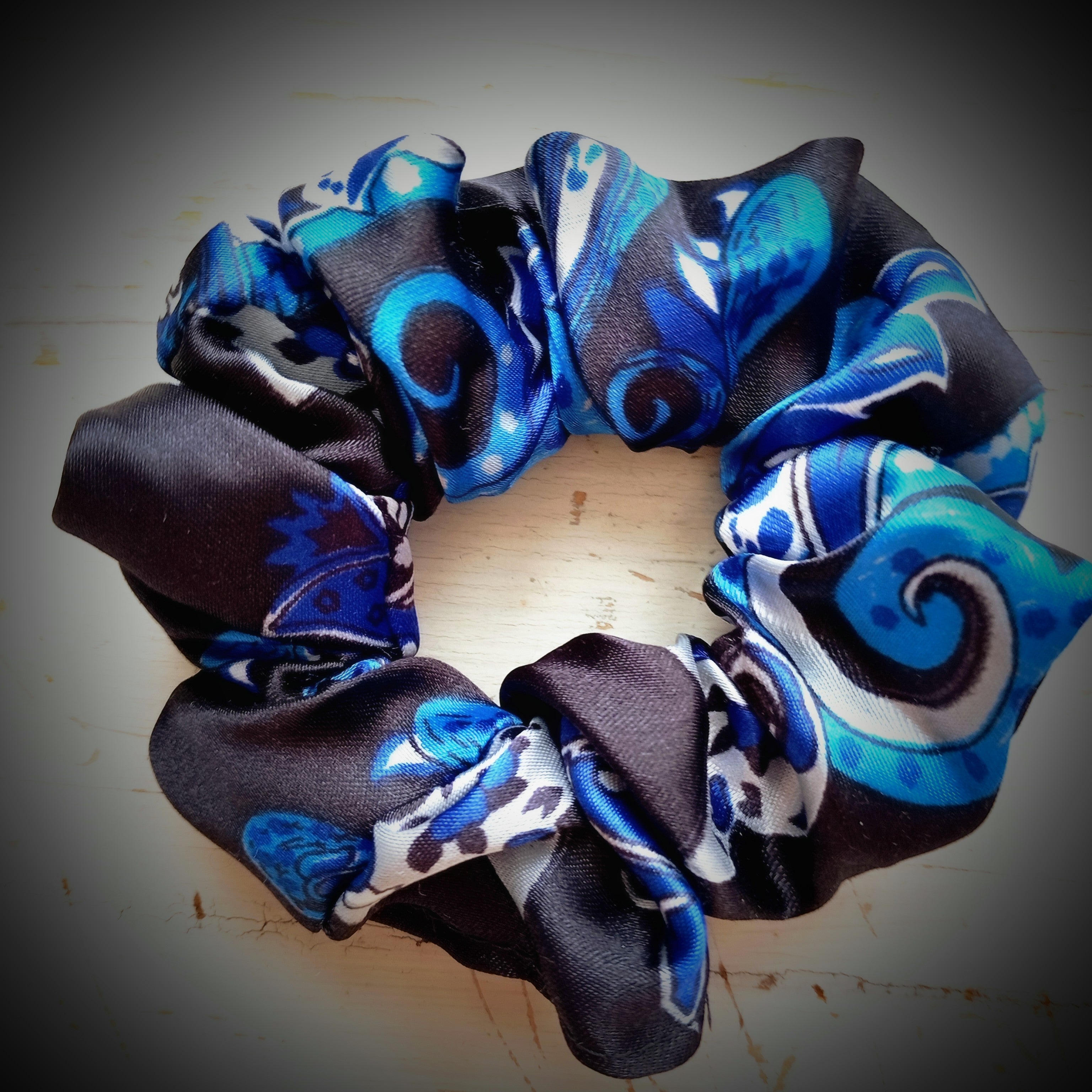 Scrunchie Schwarz / Blau / Weiß gemustert Satin