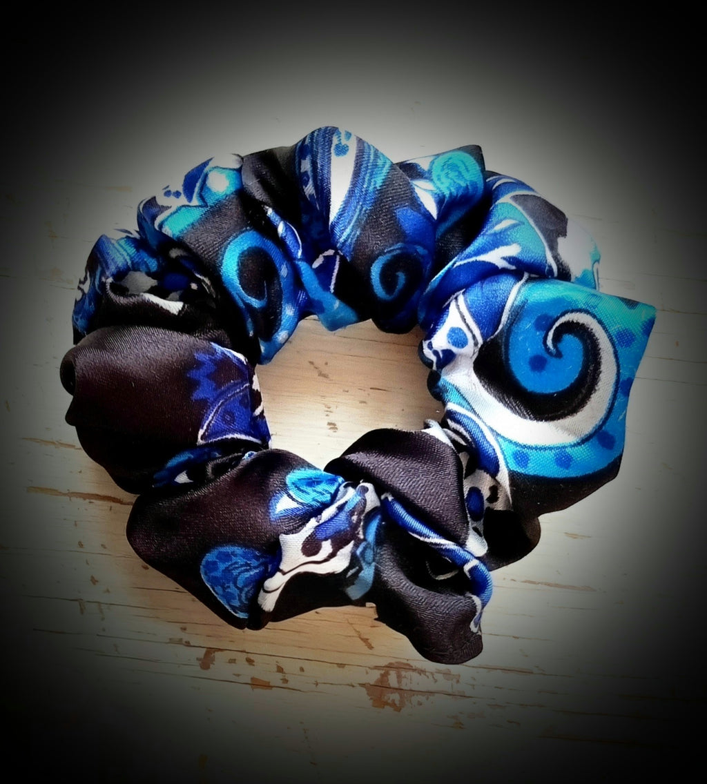 Scrunchie Schwarz / Blau / Weiß gemustert Satin