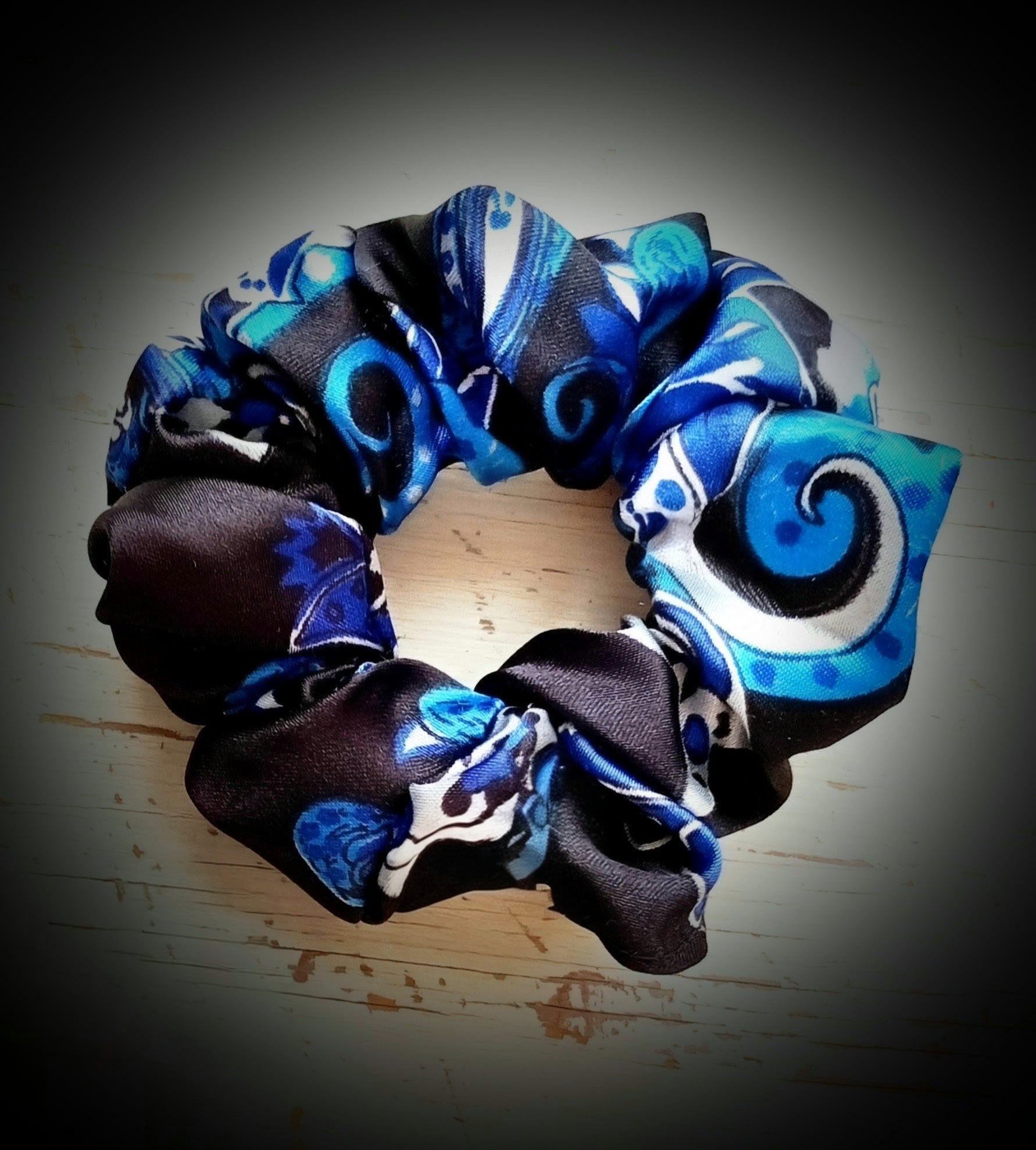 Scrunchie Schwarz / Blau / Weiß gemustert Satin