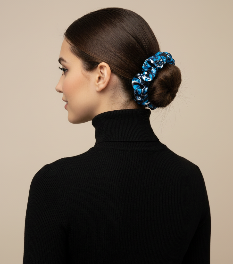 Scrunchie Schwarz / Blau / Weiß gemustert Satin