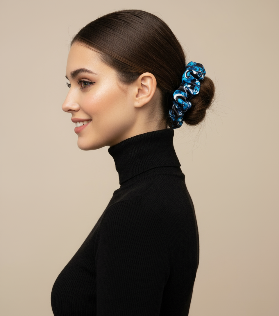 Scrunchie Schwarz / Blau / Weiß gemustert Satin