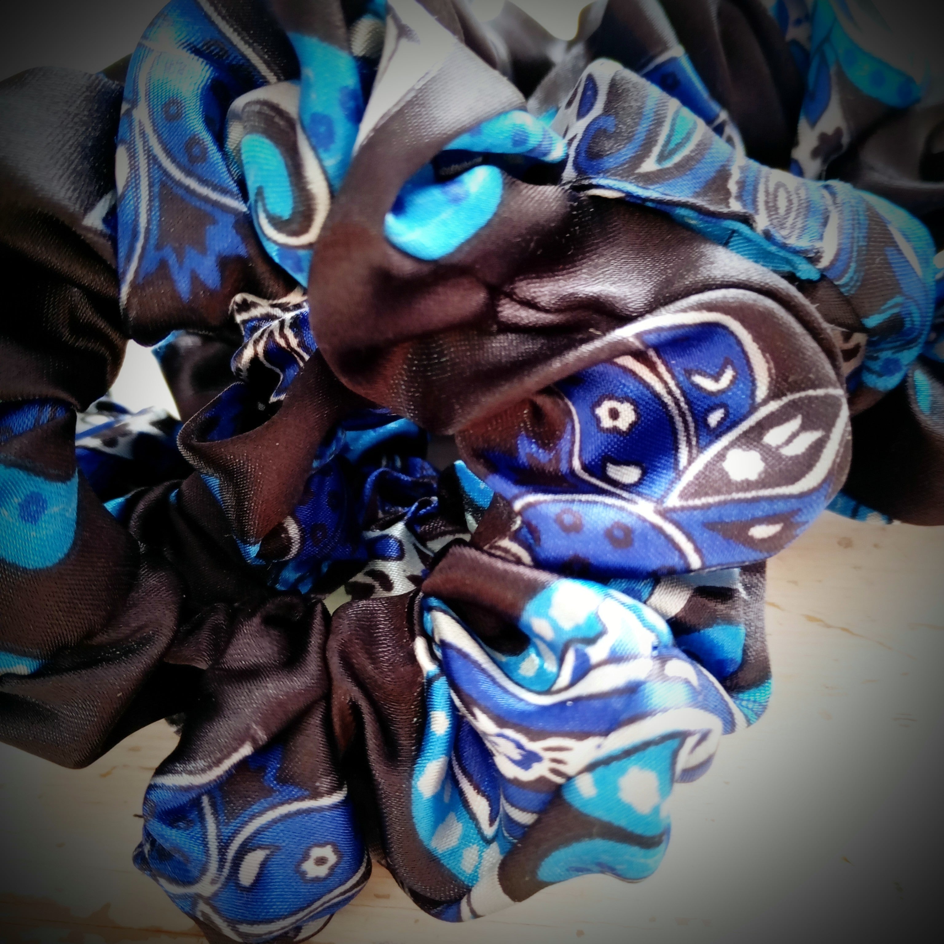 Scrunchie Schwarz / Blau / Weiß gemustert Satin