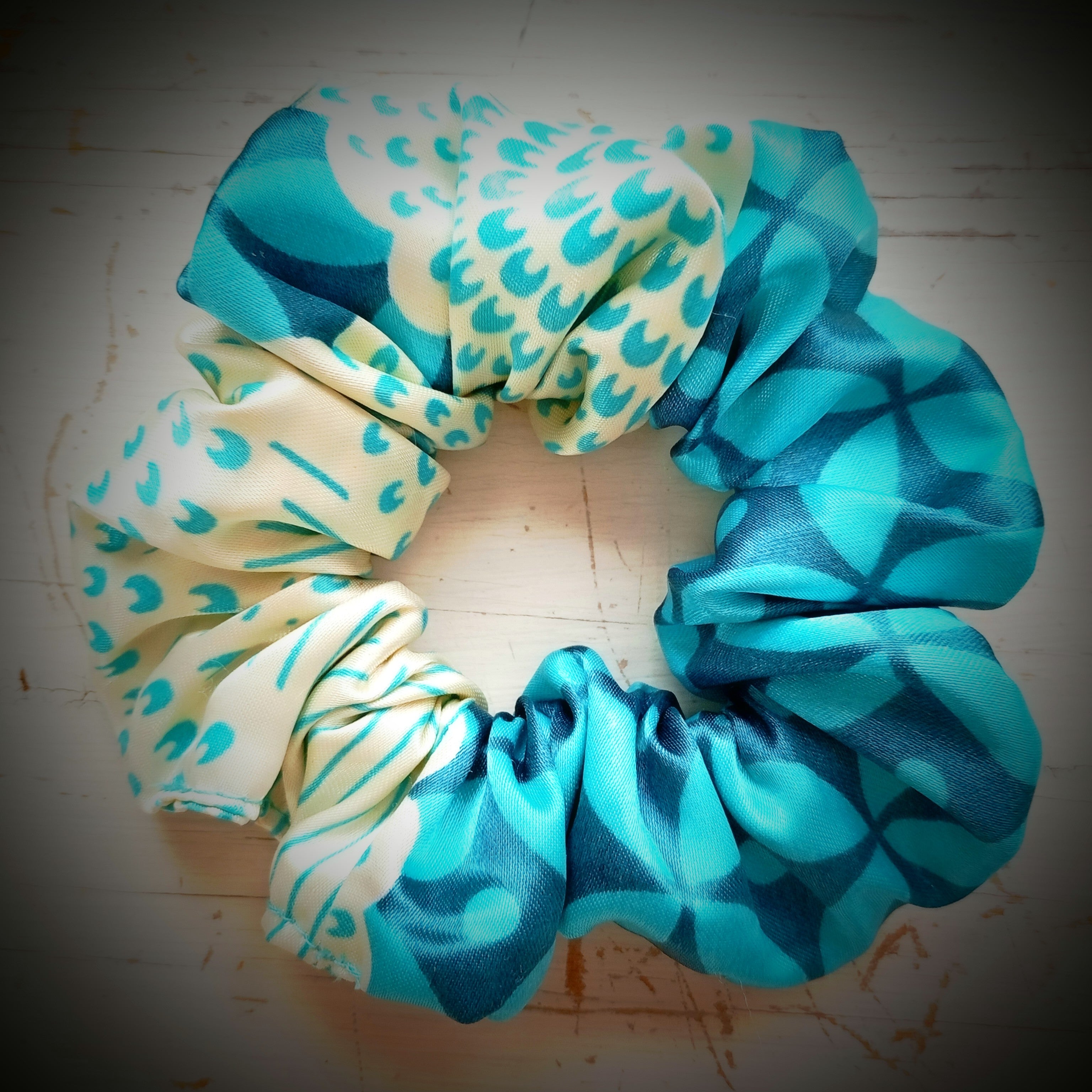 Scrunchie Türkies / Elfenbein gemustert Satin