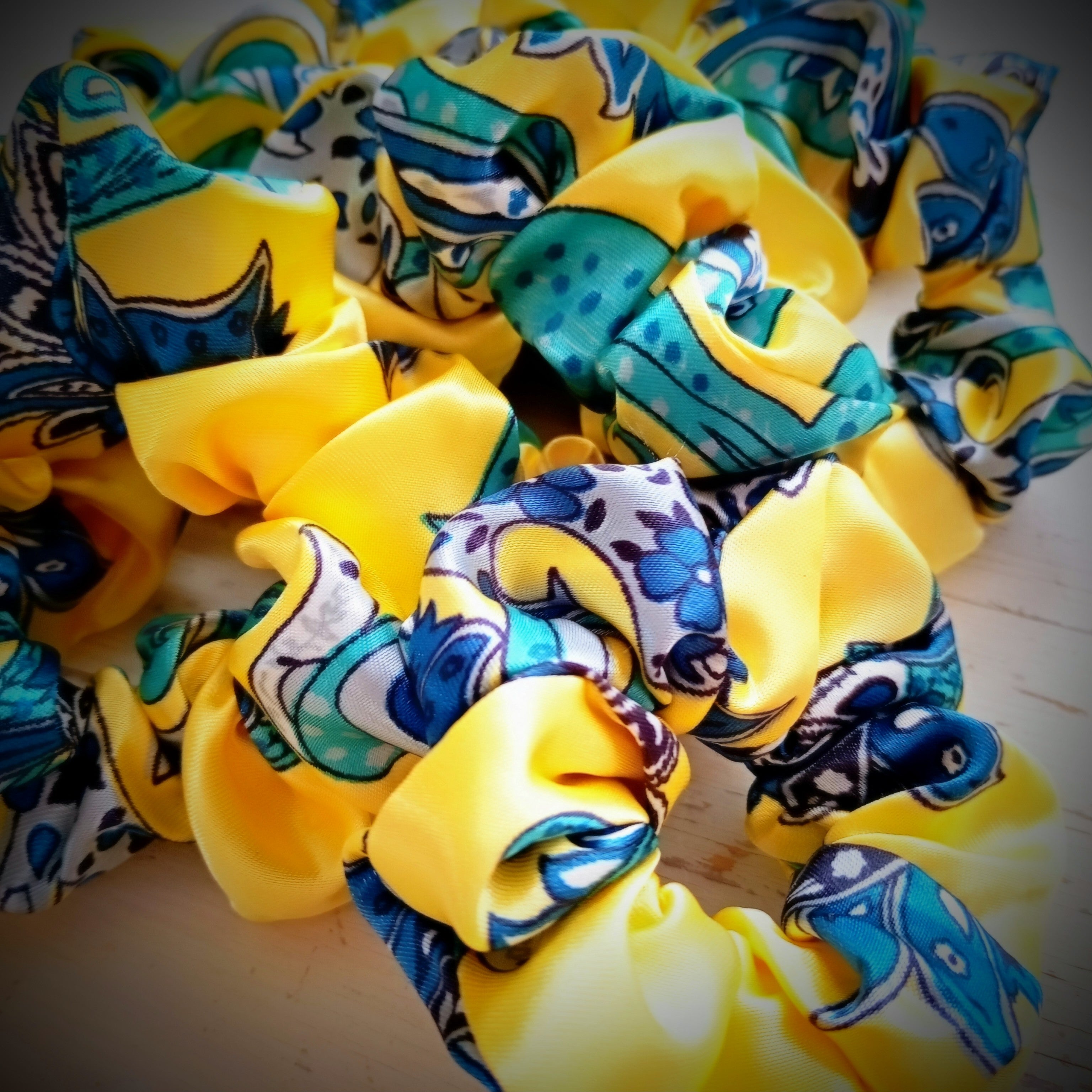 Scrunchie Gelb / Grünblau / Blau gemustert Satin