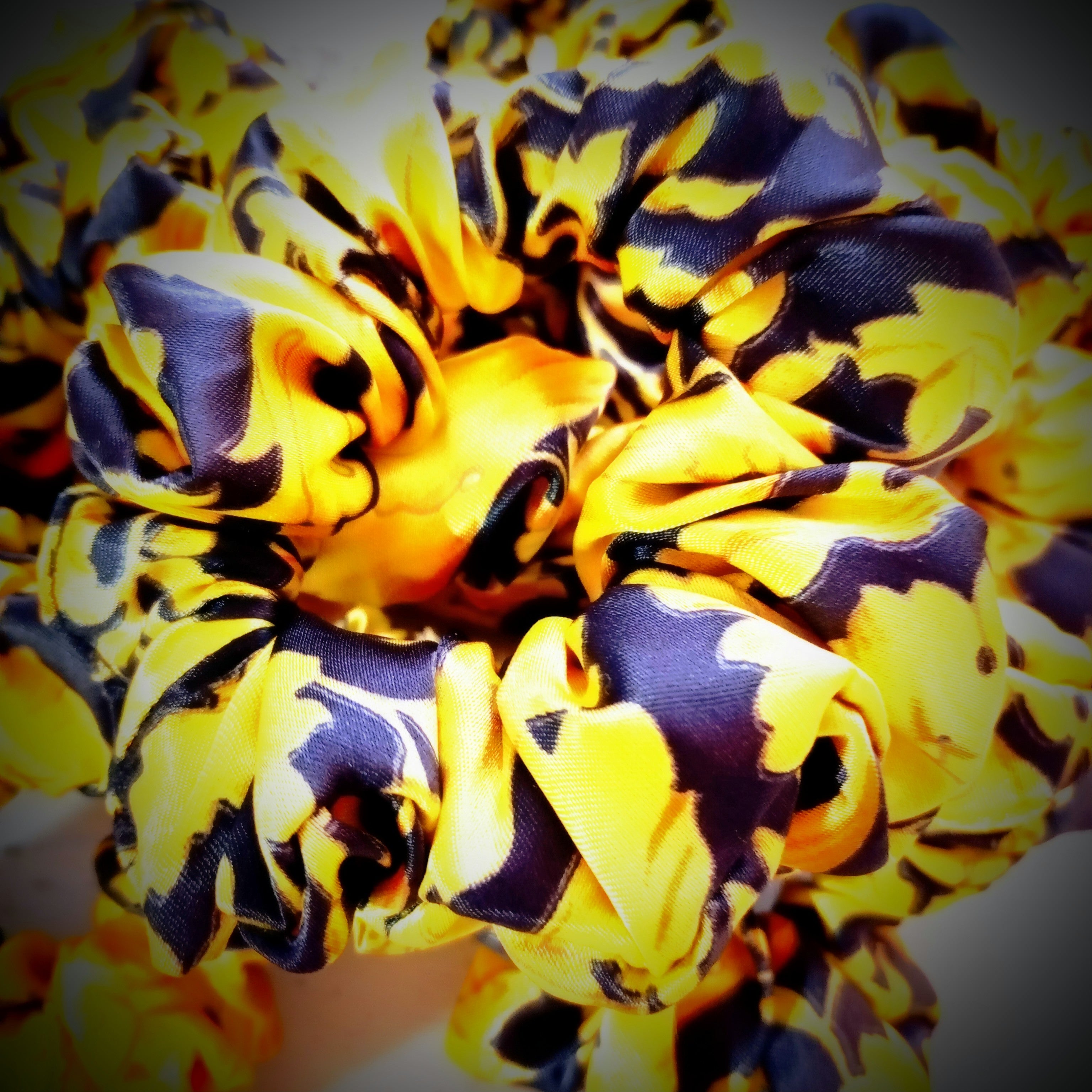 Scrunchie Schwarz / Gold-Gelb gemustert Satin