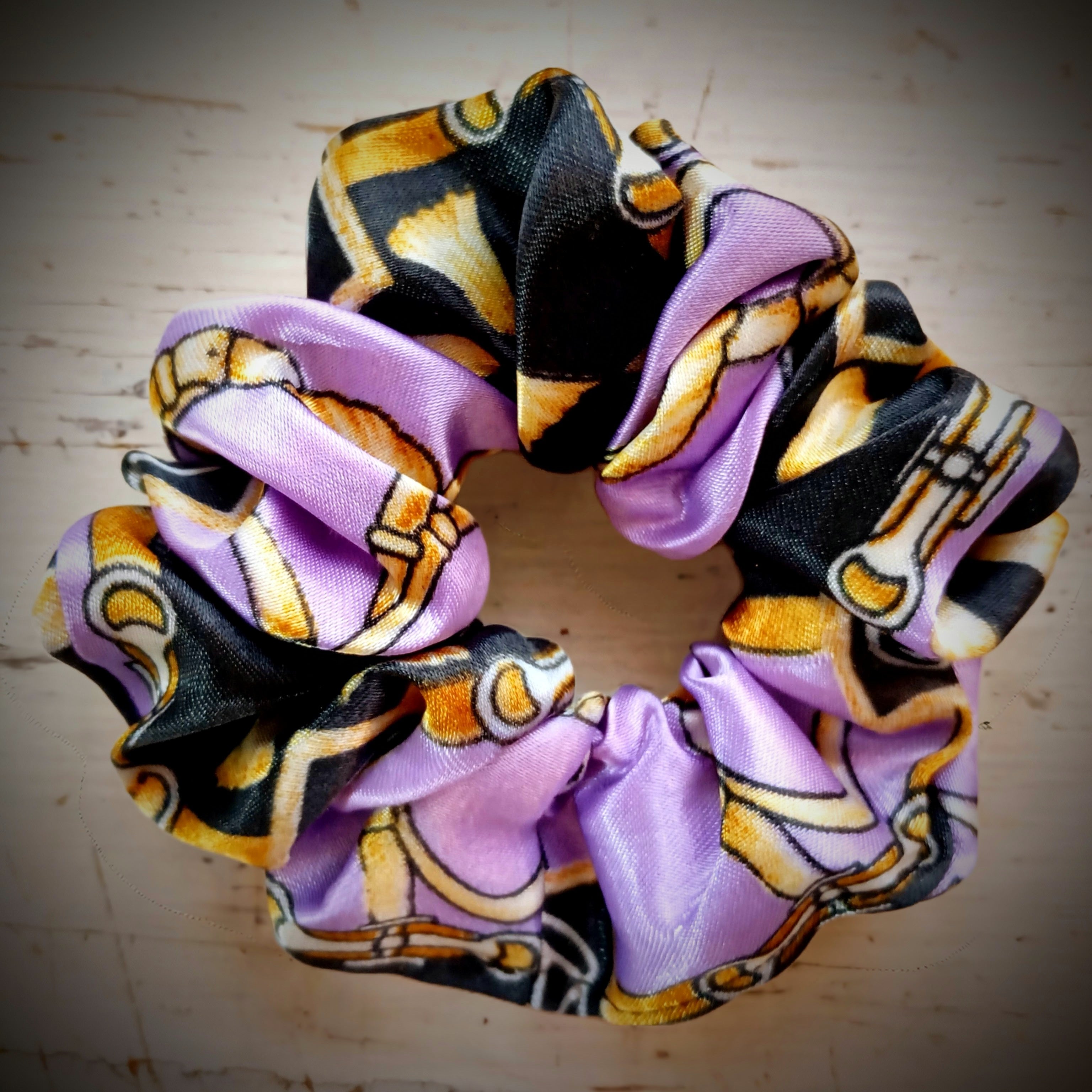 Scrunchie Lila / Schwarz/ Gold gemustert Satin, edel