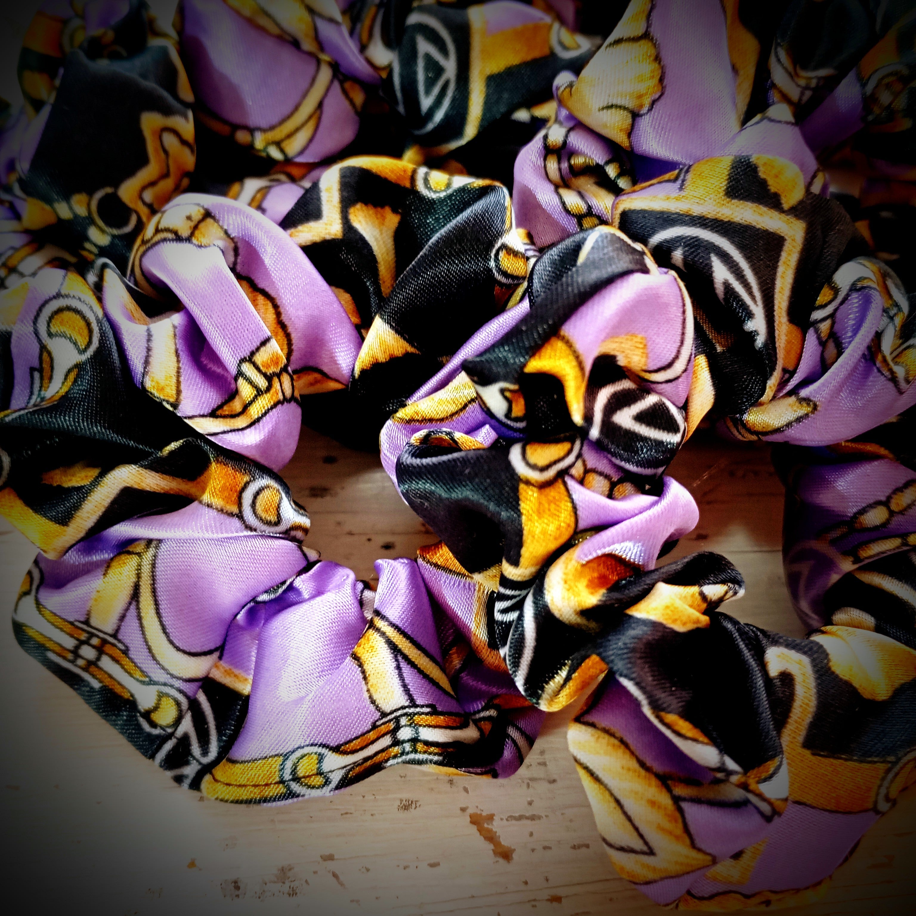 Scrunchie Lila / Schwarz/ Gold gemustert Satin, edel