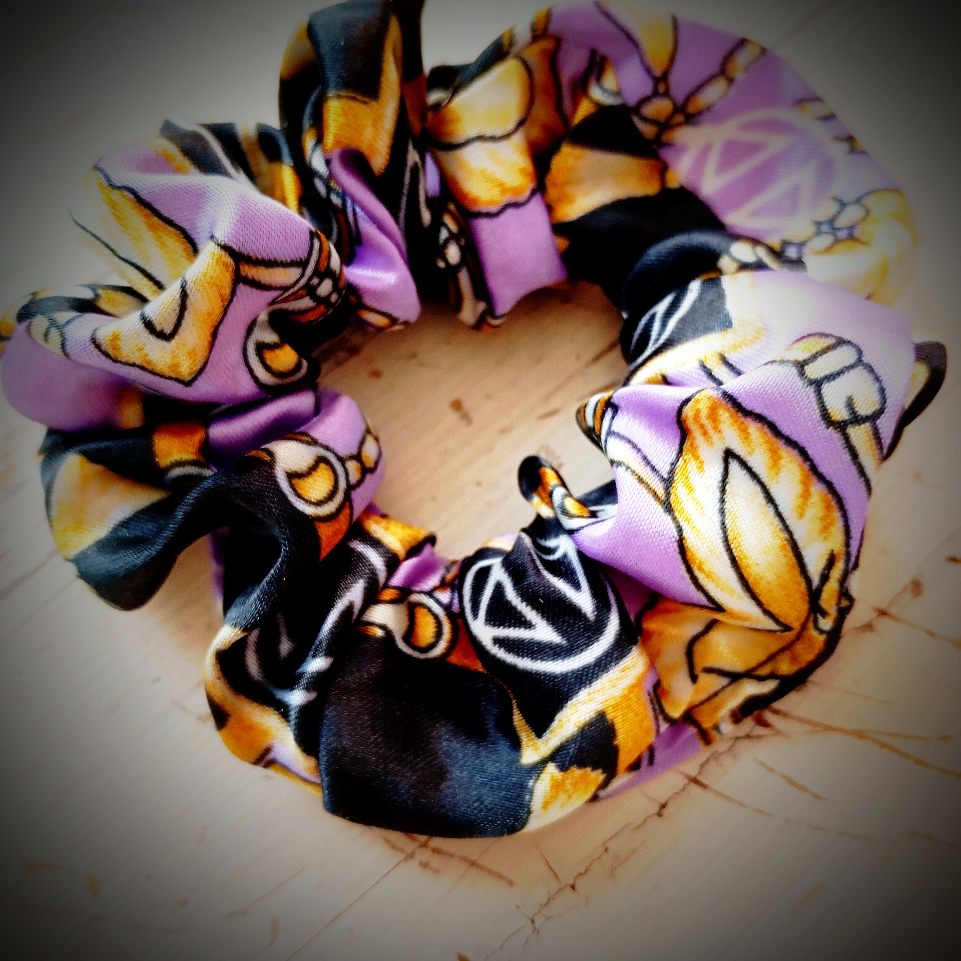 Scrunchie Lila / Schwarz/ Gold gemustert Satin, edel
