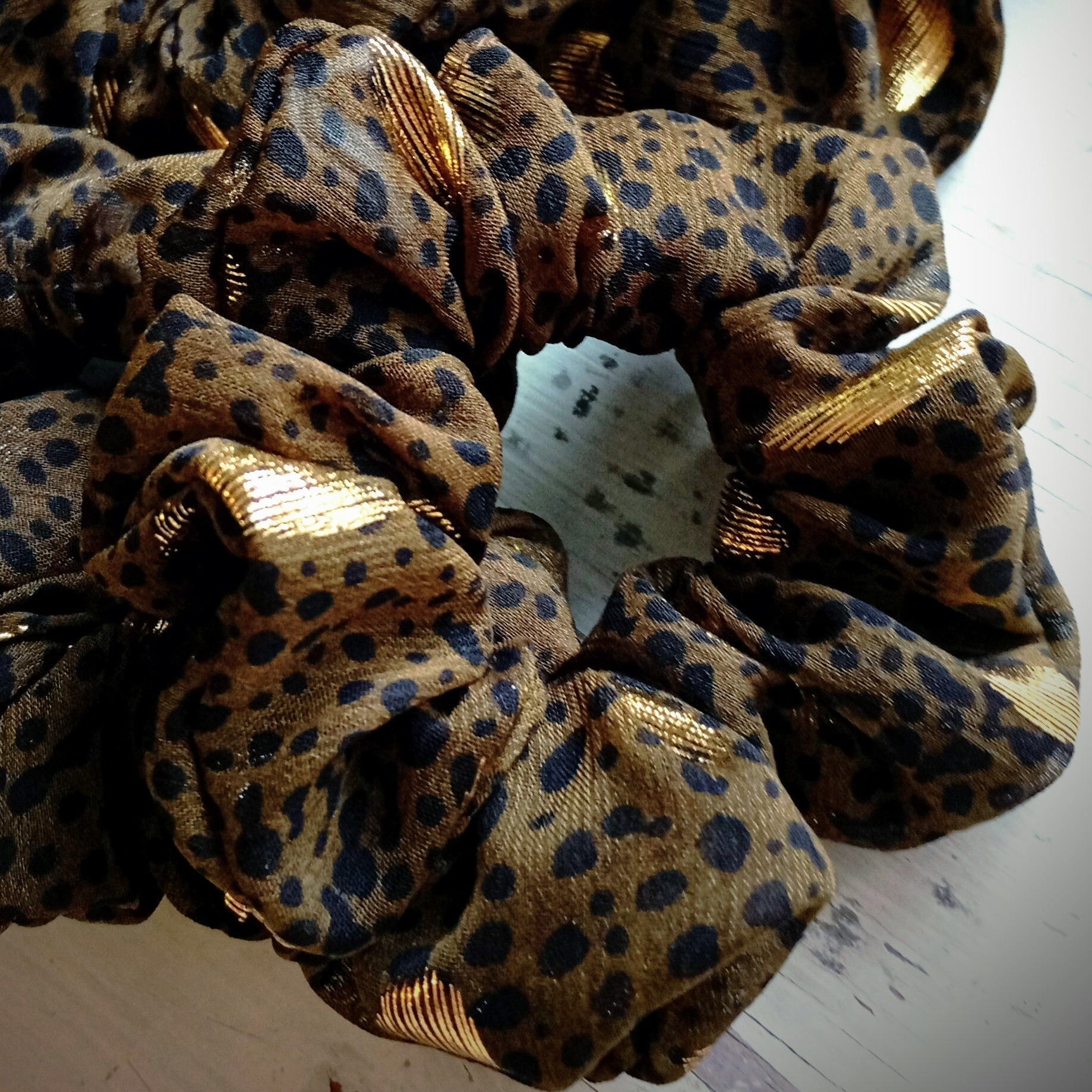 Handgemachter Scrunchie Braun-Grün – elegantes Haaraccessoire von Josephine's