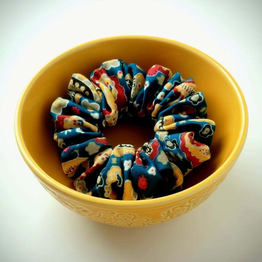 Handgefertigtes Scrunchie Jeansblau-curryfarben gemustert Viscose