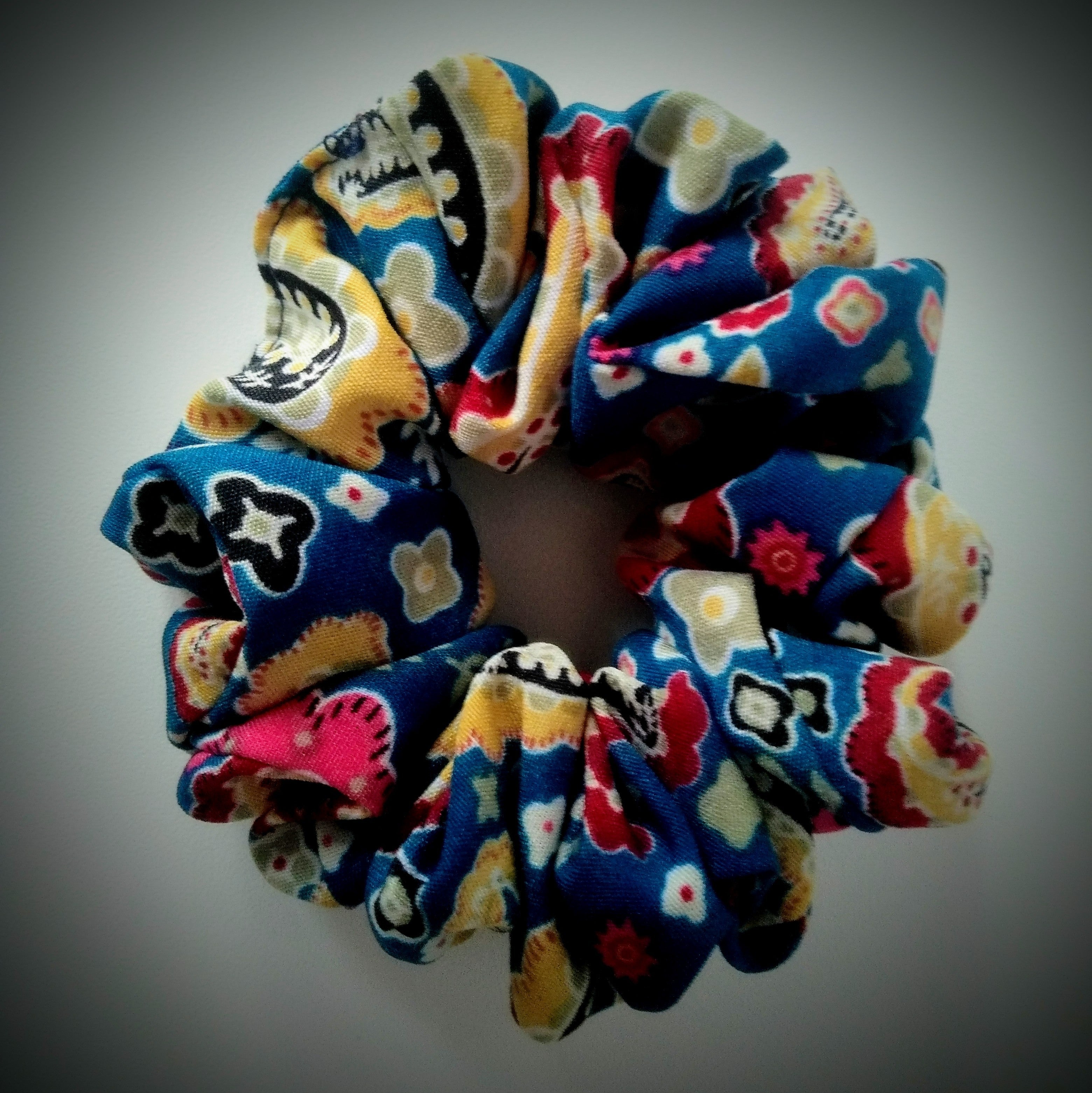 Handgefertigtes Scrunchie Jeansblau-curryfarben gemustert Viscose