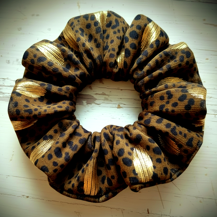 Handgefertigter Scrunchie in Braun-Grün gesprenkelt mit goldenen Ovalen aus zartem Voile-Stoff – eleganter Haargummi handmade by Josephine's
